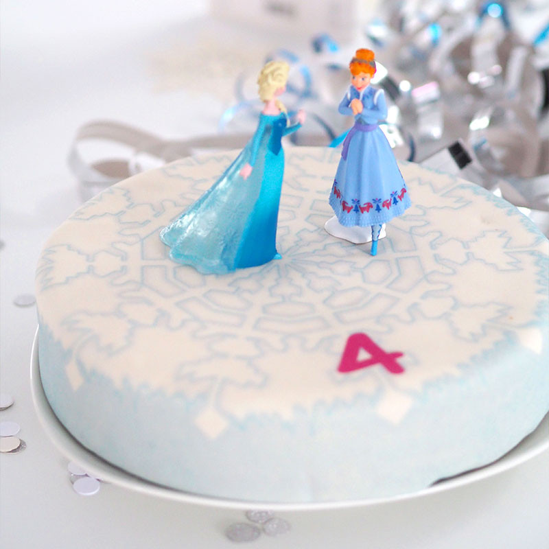Anna und Elsa von Eiskönigin auf Eis-Torte